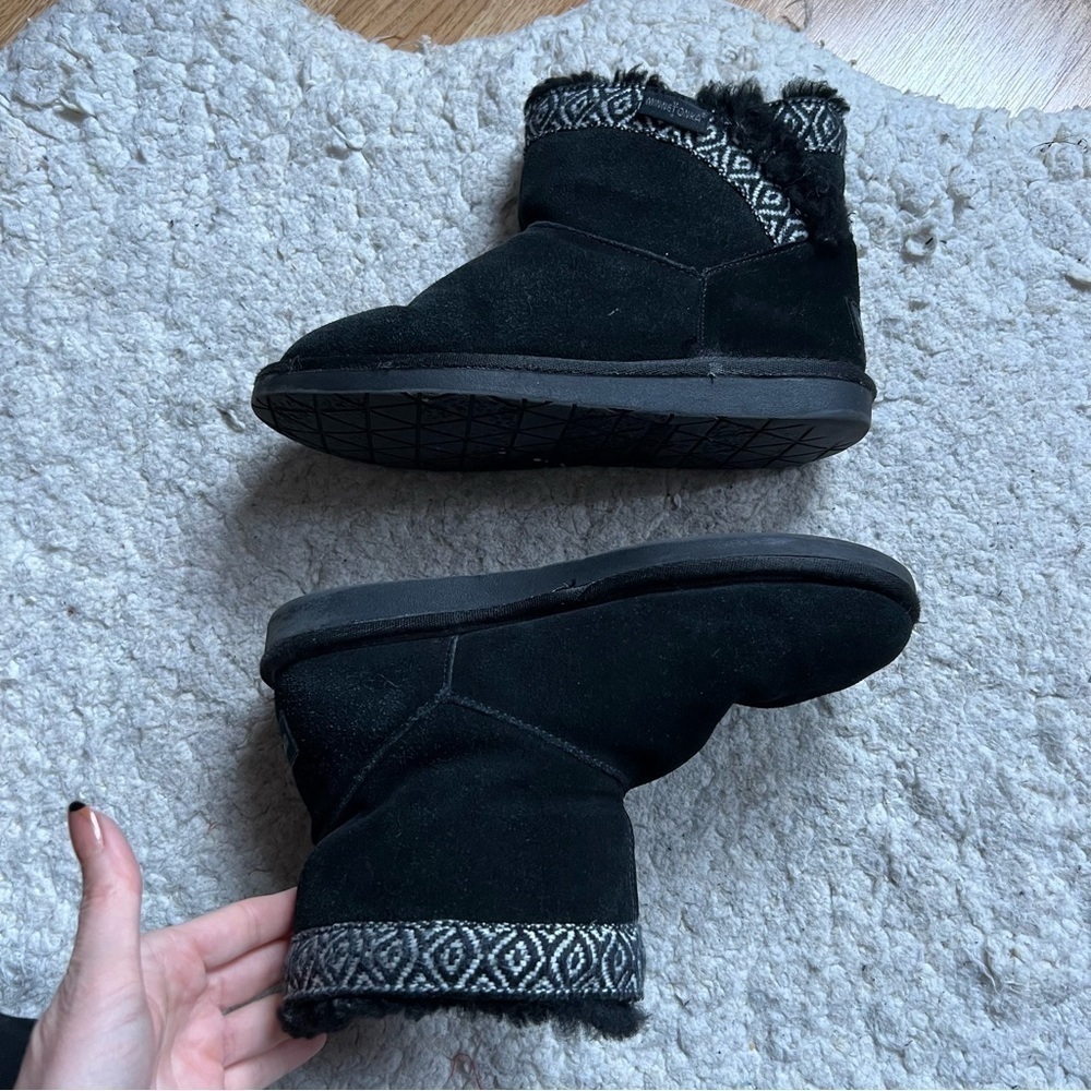 Minnetonka Middleton Aztec Boots Black White Suede Sheepskin Slipper Bootie - Picture 3 of 8